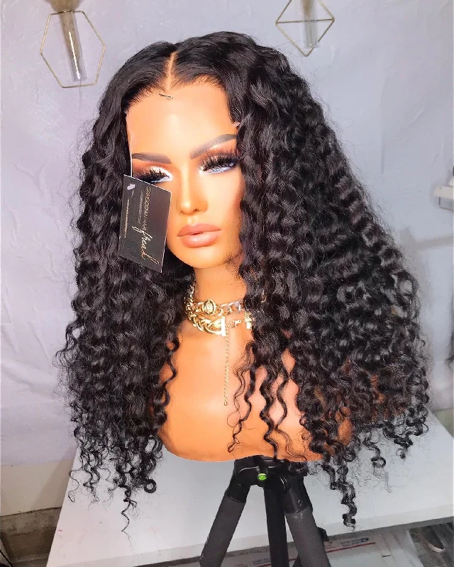 Lace wig with a silk - base cap for a comfortable and smooth feelDiamond Glueless Lace Wig