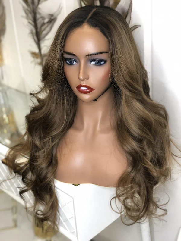 Lace wig with a wavy texture for a beachy lookMOE