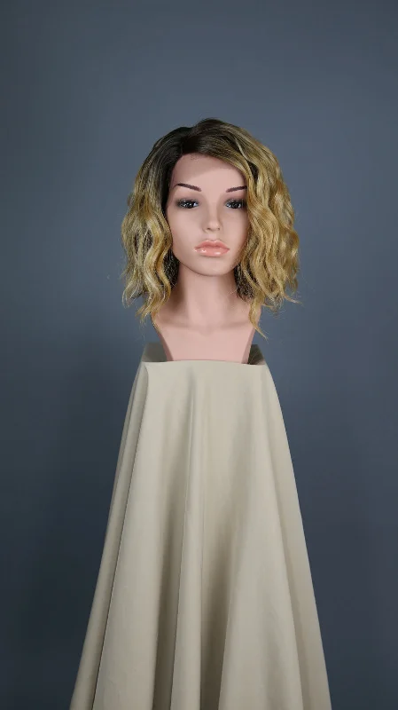 Lace wig with a middle - part for a classic and elegant stylePeagan Golden Ombre - Natural