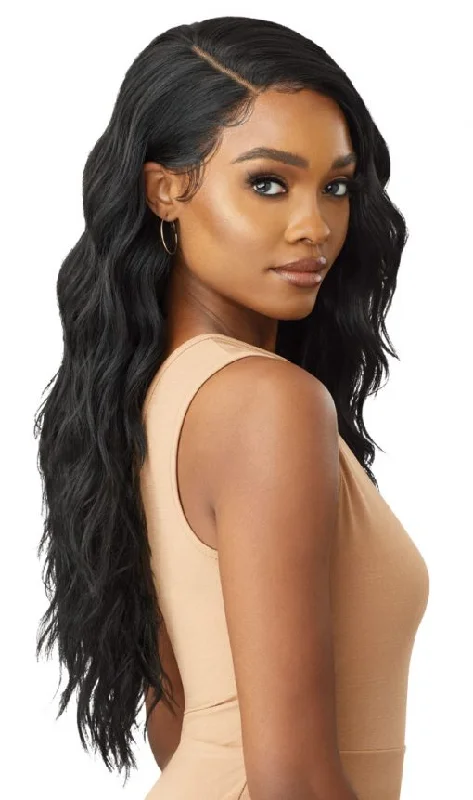 Lace wig with a wavy texture for a beachy lookOutre melted Lace Front Ria